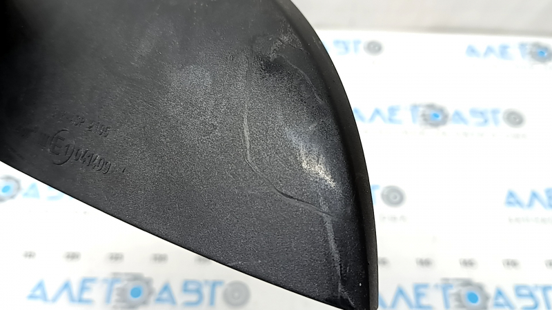 Garnitura inferioară a oglinzii laterale stângi a modelului Audi A5 F5 18-25 5D are elemente de fixare rupte și zgârieturi.
