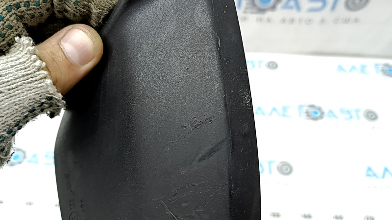 Garnitura inferioară a oglinzii laterale stângi a modelului Audi A5 F5 18-25 5D are elemente de fixare rupte și zgârieturi.
