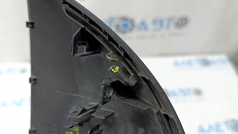 Garnitura inferioară a oglinzii laterale stângi a modelului Audi A5 F5 18-25 5D are elemente de fixare rupte și zgârieturi.