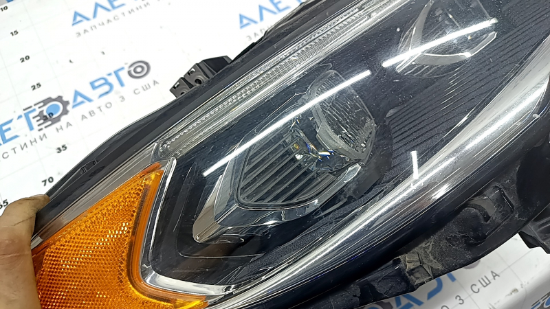 Ansamblu far dreapta față pentru Ford Fusion mk5 17-20 LED, cu DRL, polizabil, ciobit