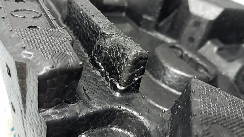 Spuma de sub unealta Subaru Forester 25-26 este ruptă.