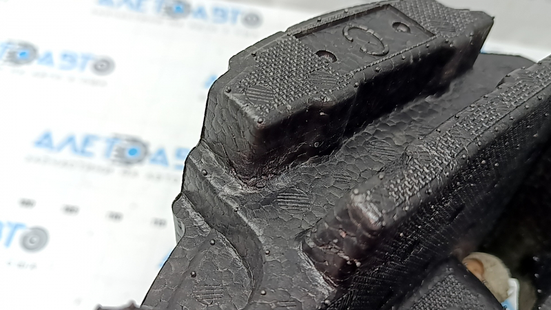 Spuma de sub unealta Subaru Forester 25-26 este ruptă.