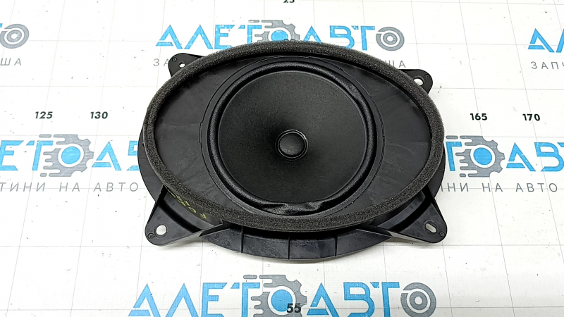 Difuzorul portierei din dreapta față a unui Subaru Forester 25-26 este îndoit.