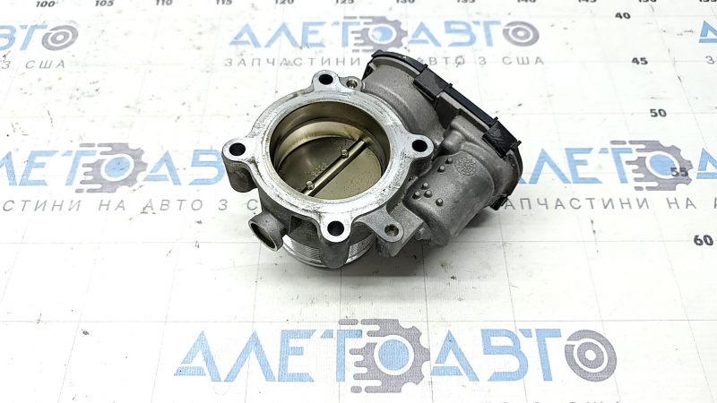 Clapeta de accelerație a modelului Audi A5 F5 21-25 MHEV este defectă.