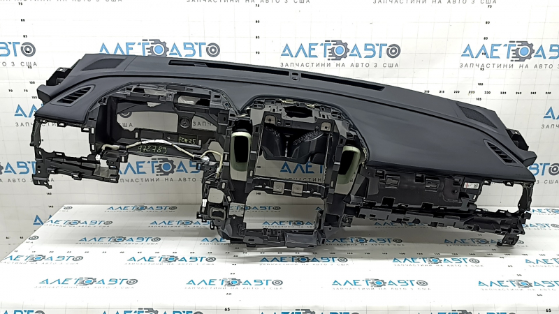 Торпедо передняя панель с AIRBAG Subaru Forester 25-26 черная, с накладкой под 2 датчика света, царапины на накладке