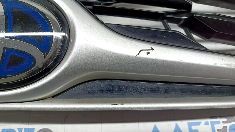 Решетка радиатора grill в сборе Toyota Highlander 20-26 без камеры с эмблемой hybrid, серебро, царапины