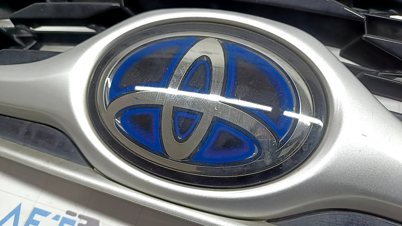 Решетка радиатора grill в сборе Toyota Highlander 20-26 без камеры с эмблемой hybrid, серебро, царапины