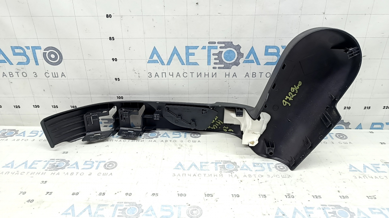 Ornamente laterale pentru scaunul spate dreapta, rândul 2, dreapta, Toyota Highlander 20-26, negre, cu dop, zgârieturi, element de fixare rupt