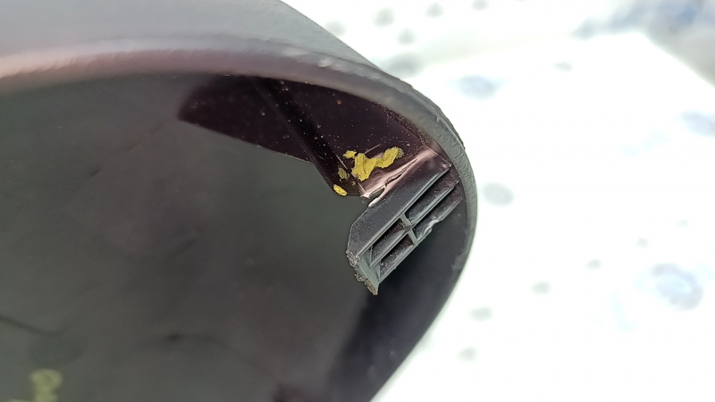 Ornamente laterale pentru scaunul spate dreapta, rândul 2, dreapta, Toyota Highlander 20-26, negre, cu dop, zgârieturi, element de fixare rupt