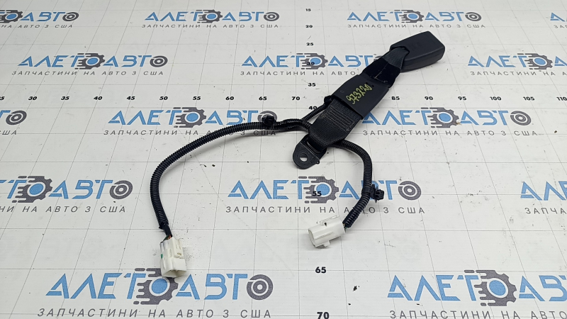 Защелка заднего левого 3 ряд ремня безопасности Toyota Highlander 20-26 черная, с датчиком, потерта