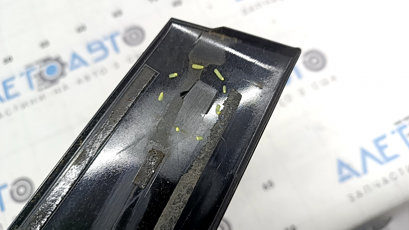 Ornamentele ușii laterale dreapta față de la un Lexus UX 19-26 lipsesc, elementul de fixare este rupt și sunt acoperite cu lipici.