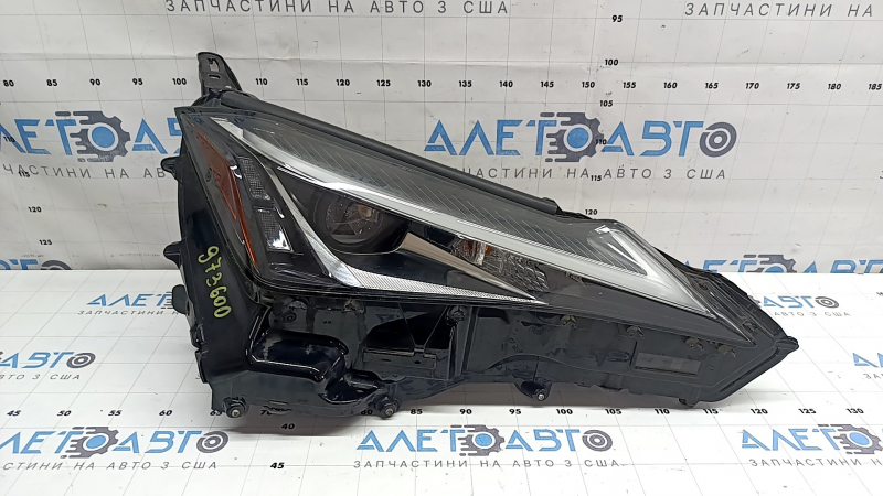 Фара передняя правая в сборе Lexus UX200 UX250h 19-20 не полный LED, под птф, потерта
