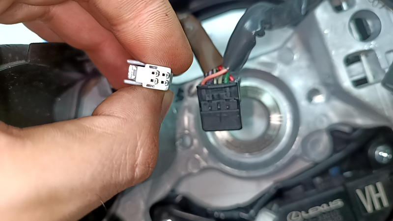 Volan Lexus UX200 UX250h 19-21 îmbrăcat în piele, negru cu cusături roșii, F-Sport, încălzit, cu padele pentru schimbarea treptelor de viteză, cu butoane de control