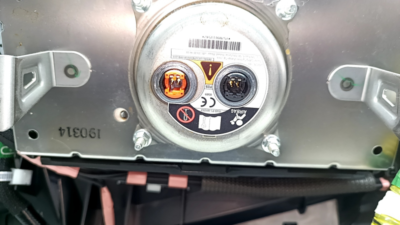 Bord negru Lexus UX200 UX250h 19-22 cu cusături roșii și airbag