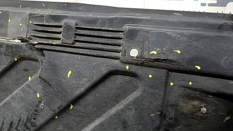 Protecție partea inferioară stângă pentru Mercedes W213 E 17-23: crăpături, fracturi, fragmente lipsă