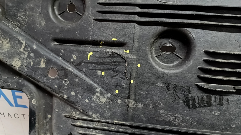 Protecție partea inferioară stângă pentru Mercedes W213 E 17-23: crăpături, fracturi, fragmente lipsă