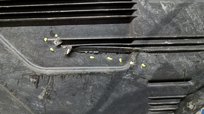 Protecție partea inferioară dreapta pentru Mercedes W213 E 17-23: fisuri, fracturi, fragmente lipsă