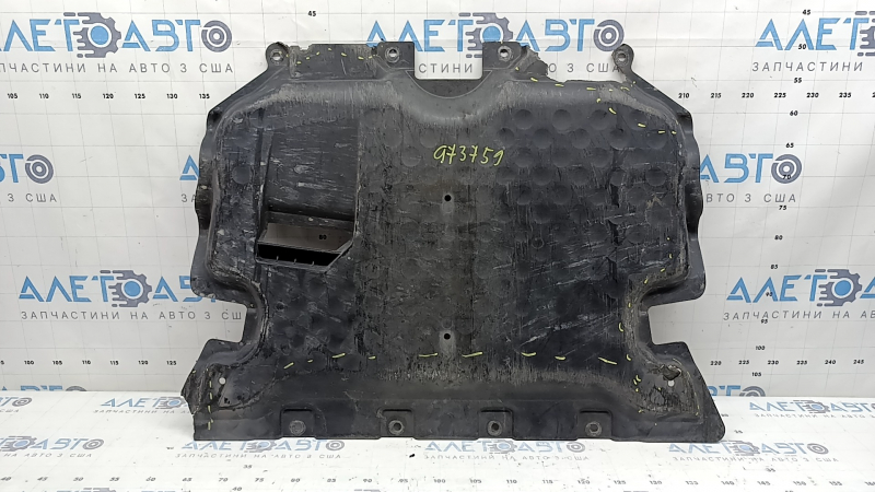 Apărătoarea motorului față pentru un Mercedes W213 E 17-23 AWD este crăpată și uzată, fără fragmente.