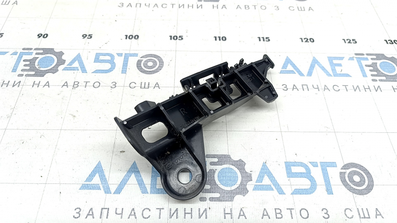 Suportul barei spate, stop bară dreapta, Toyota Camry v70 18-24, este defect.