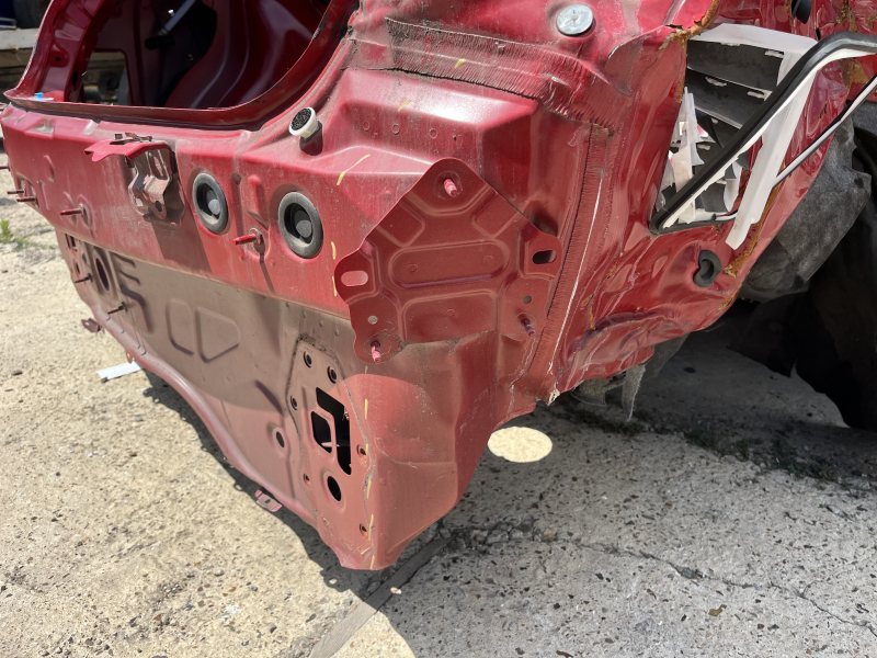 Задняя панель Lexus UX200 UX250h 19-24 под BSM, на кузове, красная, замята