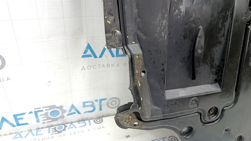 Apărătoarea motorului Lexus UX 19-26 este ruptă, lipsește un fragment