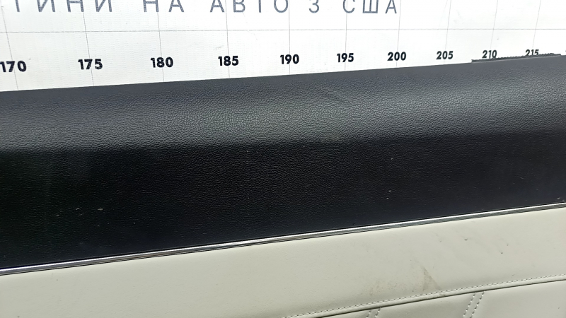 Обшивка двери карточка задняя правая Kia Sorento 21-26 HEV, PHEV черная с серым, под шторку, подлокотник и вставка центральная кожа серая с белой строчкой, графит молдинг, Bose, под химчистку