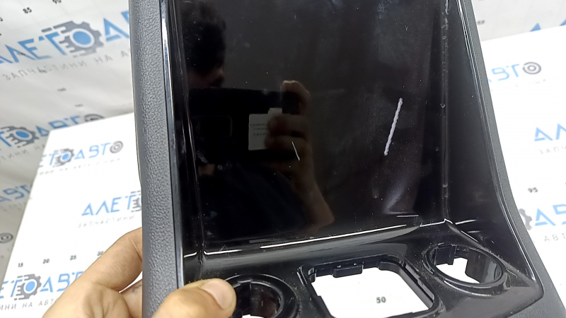 Ornament consolă centrală spate cu deflector de aer pentru Kia Sorento 21-24 HEV, PHEV, negru, cu priză, brichetă și USB, fără brichetă, USB și priză, zgârieturi