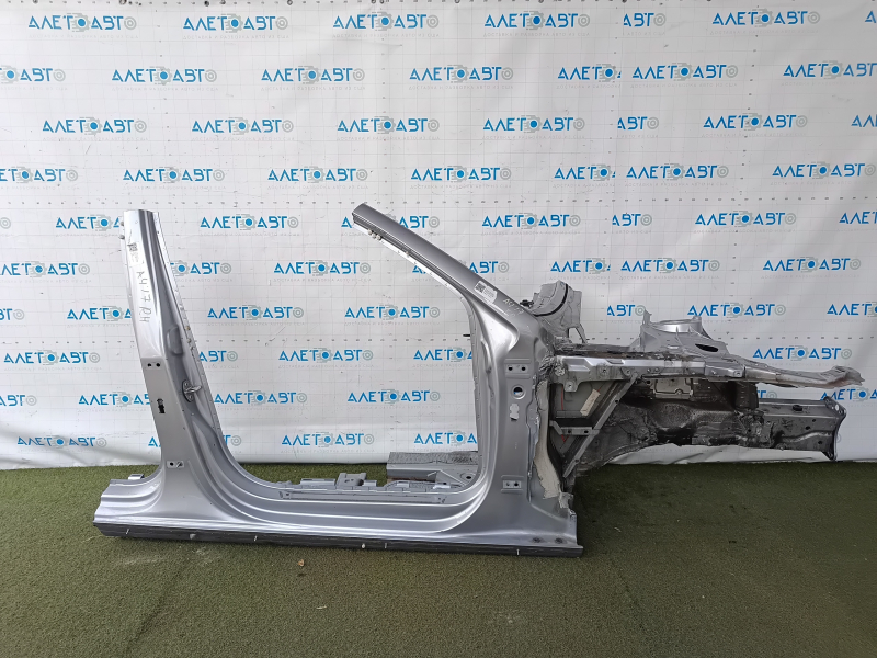 Panou lateral dreapta față Audi A4 B9 17-25, tăiat cu ferăstrăul, cu stâlp central, argintiu