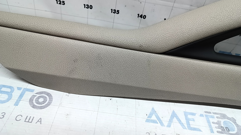 Накладка центральной консоли боковая левая Lincoln MKZ 17-20 кожа бежевая, коричневая вставка, под химчистку, надрыв