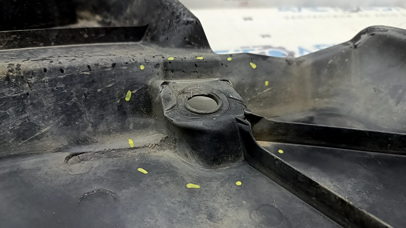 Protecție față stânga sub caroserie pentru Toyota Rav4 19-25 hibrid, fabricată în Japonia, rupte, elemente de fixare îndoite