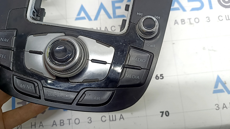 Comandă consolă centrală Audi Q5 8R 09-17 cu compartiment pentru monede, zgârieturi, strat de protecție care se decojește de pe buton