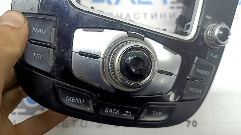 Comandă consolă centrală Audi Q5 8R 09-17 cu compartiment pentru monede, zgârieturi, strat de protecție care se decojește de pe buton
