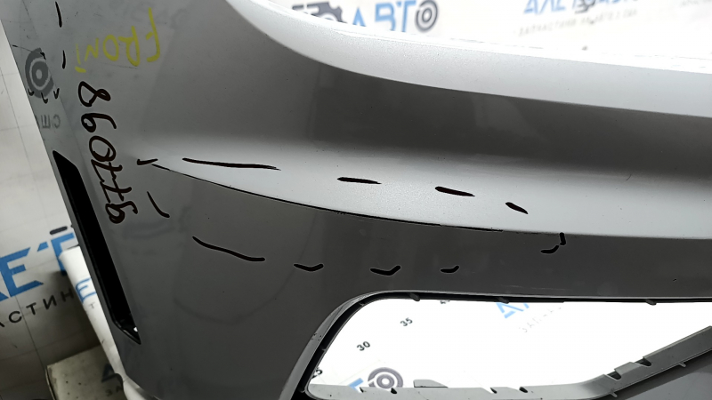 Бампер передний голый VW Tiguan 18-21 белый LB9Z, без заглушки, царапины, не заводские отверстия, вздулась краска