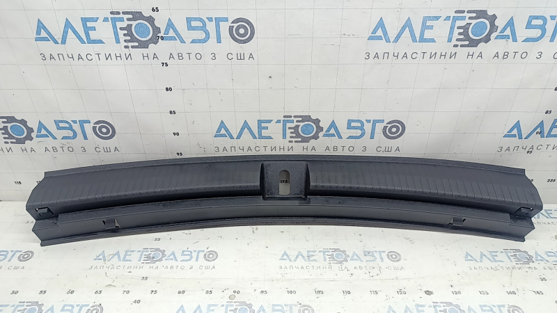 Накладка проема багажника VW Tiguan 18-24 черная, царапины, надломаны направляющие