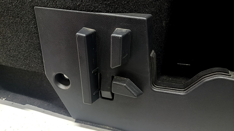 Обшивка арки левая VW Tiguan 18-19 черная под 3 ряда, без подстаканника, царапины