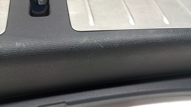 Ornamente portbagaj BMW X2 F39 18-23, negre cu inserții cromate, zgârieturi