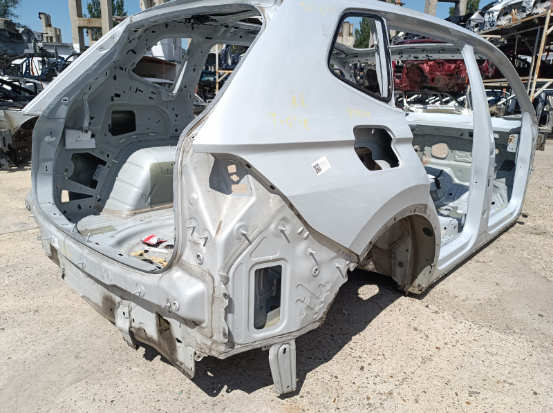 Aripă spate dreapta VW Tiguan 18-24 lungă pe caroserie, albă, cu proeminențe