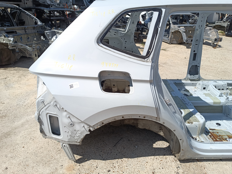 Aripă spate dreapta VW Tiguan 18-24 lungă pe caroserie, albă, cu proeminențe