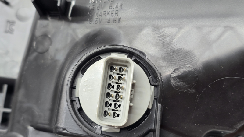 Фара передняя правая в сборе Honda CRV 23-26 LED с черным глянцевым молдингом, царапины на молдинге