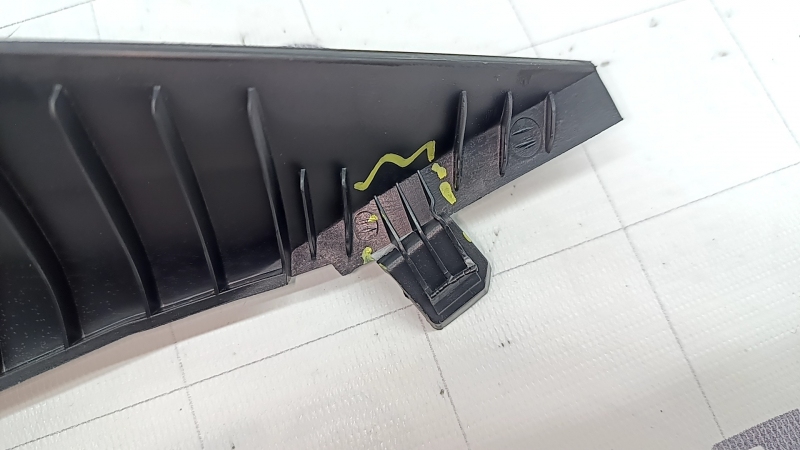 Накладка передней стойки верхняя правая Ford Mustang mk6 15-23 купе черная, под пищалку, царапины, надломано крепление