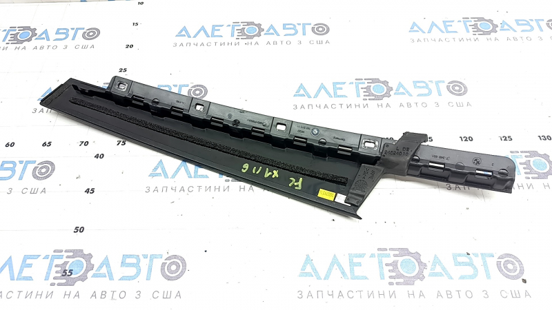 Накладка двери боковая передняя левая BMW X1 F48 16-22
