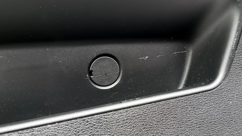 Обшивка двери багажника нижняя BMW X1 F48 16-22 черная, с заглушками, царапины