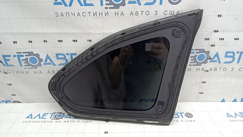 Форточка глухое стекло задняя левая BMW X1 F48 16-22 черный глянец, тонировка