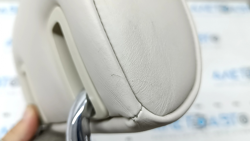 Подголовник 2 ряда центральный BMW 5 F10 14-16 кожа Nappa Elfenbein Weiss, царапины