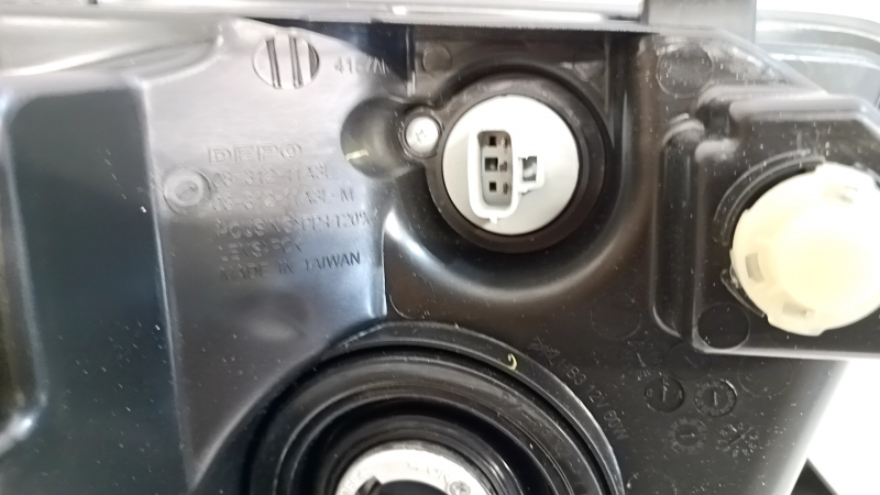 Фара передняя левая Toyota Sequoia 08-17
