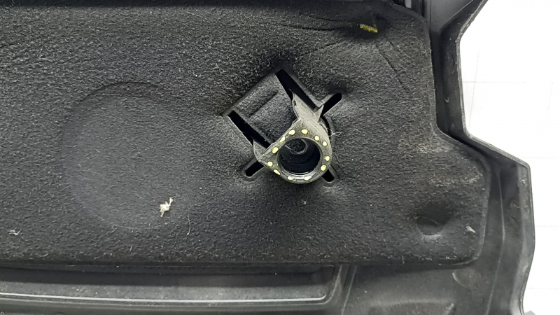 Capac motor pentru VW Tiguan 18-24, bucșe de montare lipsă, zgârieturi