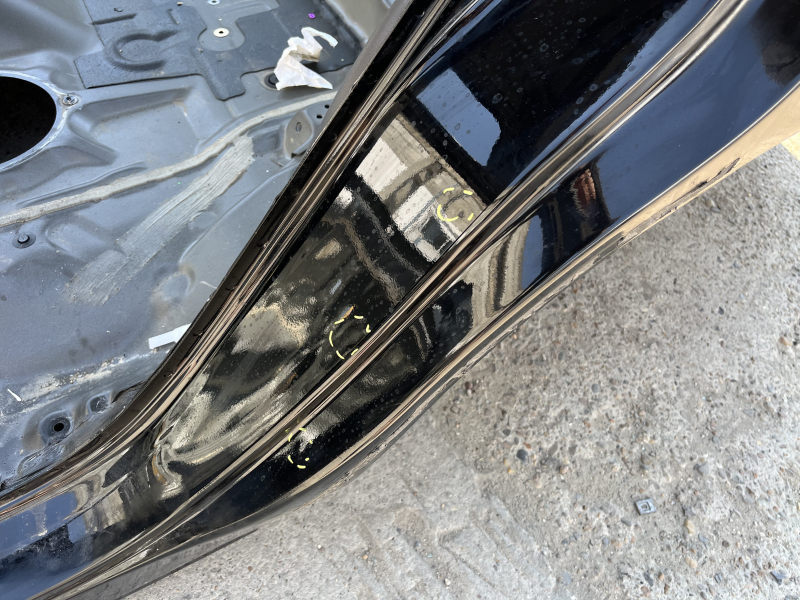 Aripă spate stânga Honda CRV 23-26 pe caroserie, neagră, cu proeminențe