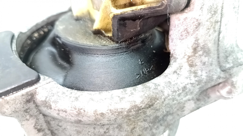 Microfisuri la suportul motor stânga la Audi Q7 16-26 2.0T