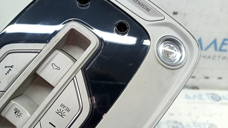 Плафон освещения передний в сборе Audi Q7 16-18 под панораму, серый, царапины
