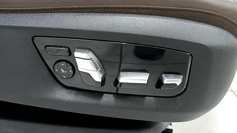 Пассажирское сидение BMW 5 G30 17-23 с airbag, электрическое, подогрев, вентиляция, массаж, память, кожа темно-коричневая, Komfort, царапины, вмятины на задней накладке